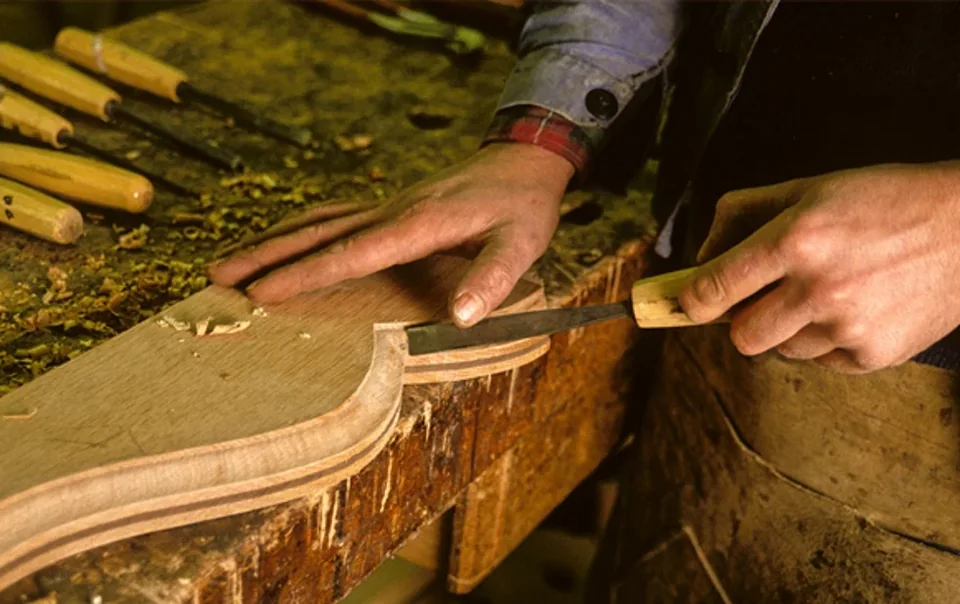 Mains travaillant le bois dans un atelier
