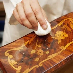 Main travaillant une marqueterie