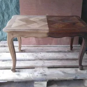Table aux finitions contrastées