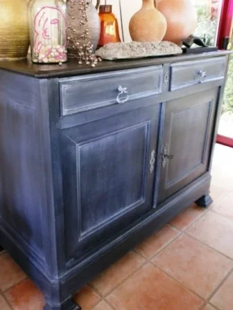 Buffet sombre