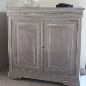 Meuble à portes et finition claire