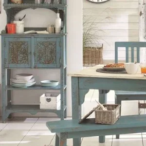 Mobilier peint dans une pièce