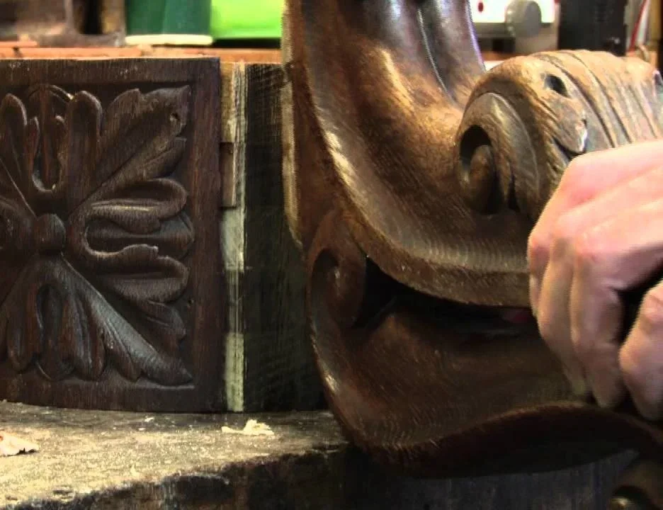 Travail sur un élément de meuble sculpté