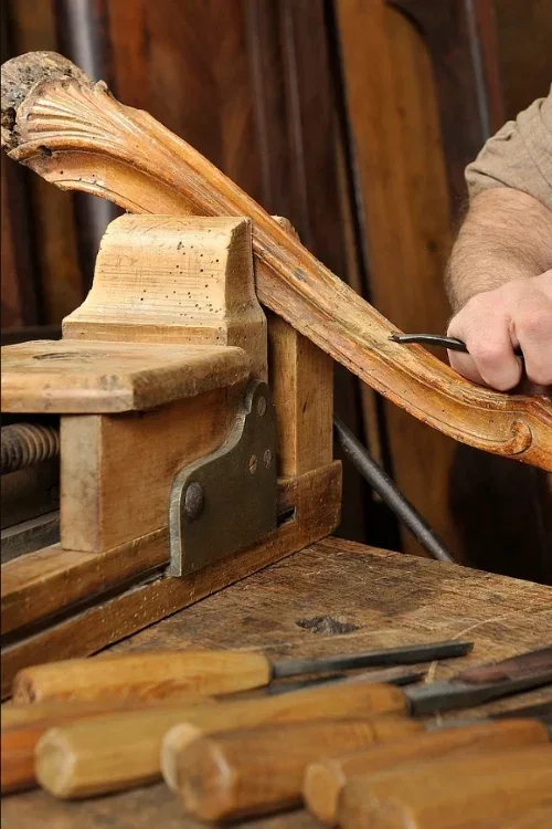 Artisan travaillant un élément courbe en bois