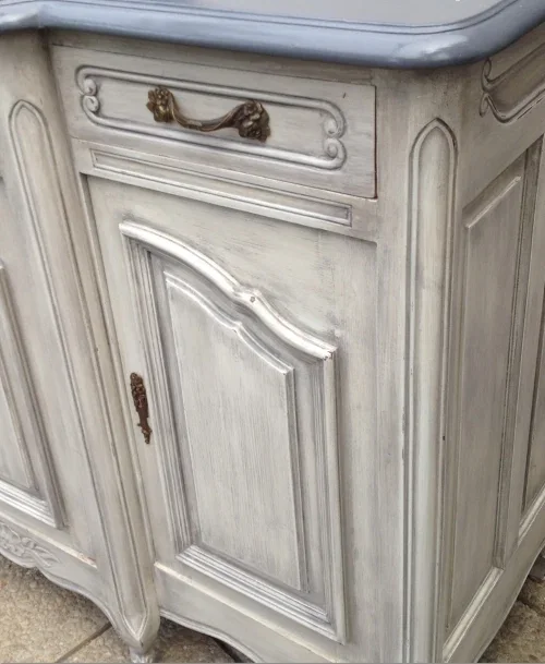 Détail d’un meuble à finition claire