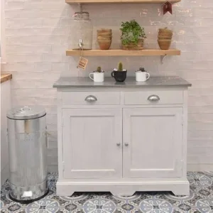Buffet clair dans une cuisine