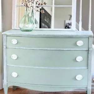 Commode à finition vert clair