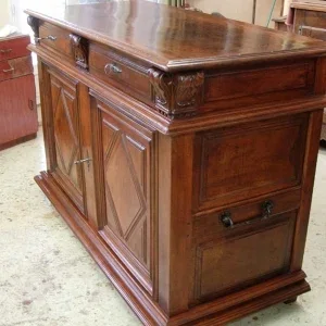 Meuble en bois avec tiroirs